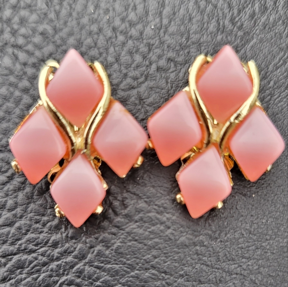 Vintage Pink Thermoset Clip On Earrings, Vintage, Estate - Picture 1 of 3